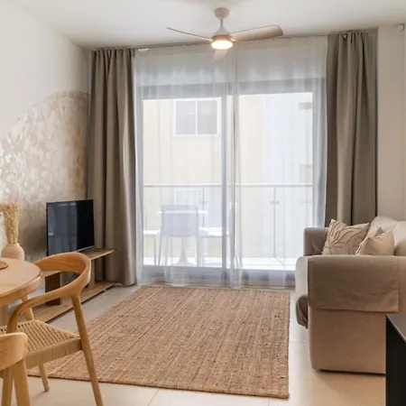 Stylish Urban Escape 2-bedroom With Rooftop Pool