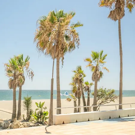 Stylish Urban Escape 2-bedroom With Rooftop Pool Appartamento