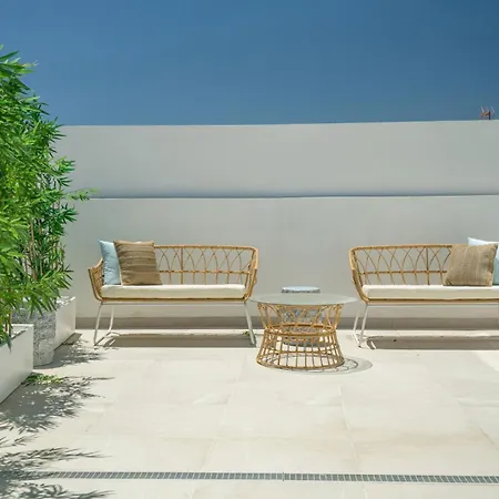 Stylish Urban Escape 2-bedroom With Rooftop Pool Appartamento