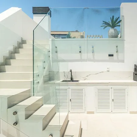 דירה Stylish Urban Escape 2-bedroom With Rooftop Pool אסטפונה