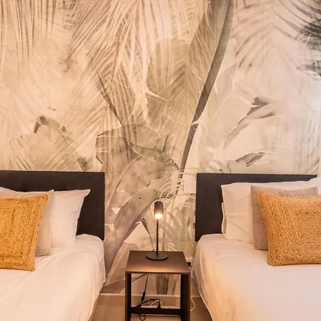 Stylish Urban Escape 2-bedroom With Rooftop Pool * Εστεπόνα