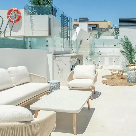 Stylish Urban Escape 2-bedroom With Rooftop Pool *