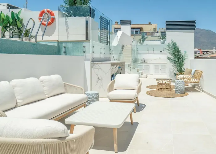 Stylish Urban Escape 2-bedroom With Rooftop Pool *