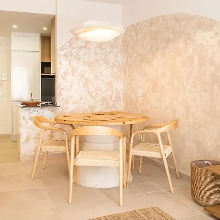 Stylish Urban Escape 2-bedroom With Rooftop Pool *