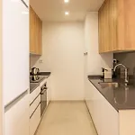 Stylish Urban Escape 2-bedroom With Rooftop Pool Apartment *