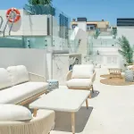 Stylish Urban Escape 2-bedroom With Rooftop Pool *