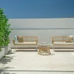 Stylish Urban Escape 2-bedroom With Rooftop Pool Apartment