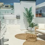Stylish Urban Escape 2-bedroom With Rooftop Pool Apartment *
